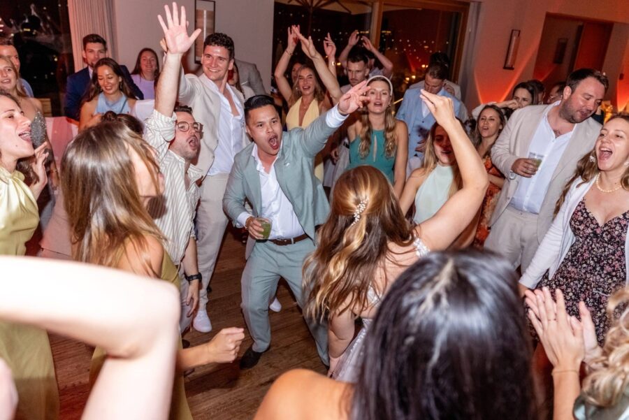 Hochzeitsgäste tanzen ausgelassen auf der Feier.