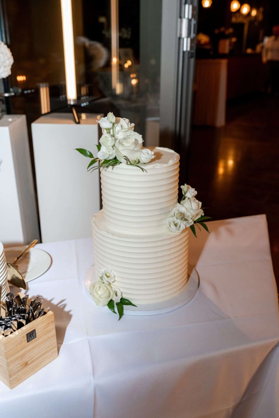 Hochzeitstorte mit weißen Blumen dekoriert
