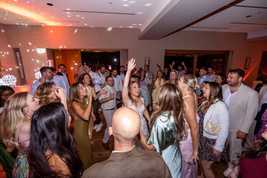 Hochzeitsfeier mit tanzenden Gästen im Festsaal