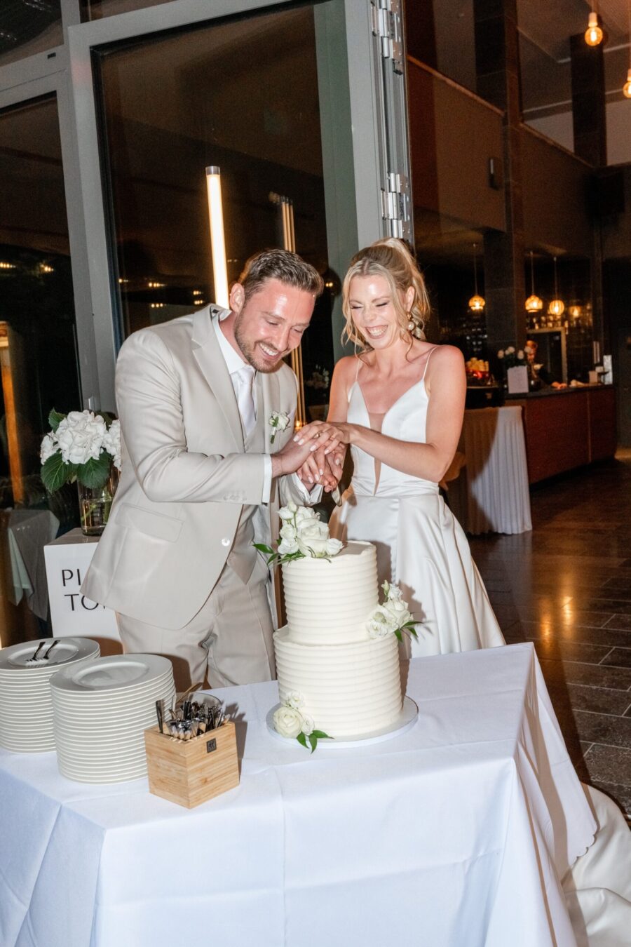 Brautpaar schneidet Hochzeitstorte an