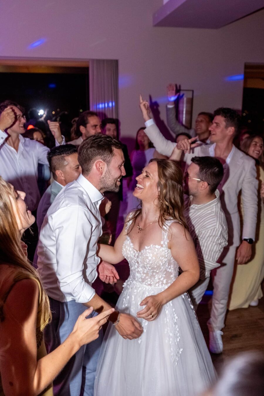 Hochzeit Steinburg Würzburg | Editorial Style & Party | Florian Knusper 93 Brautpaar tanzt ausgelassen auf der Hochzeitsparty