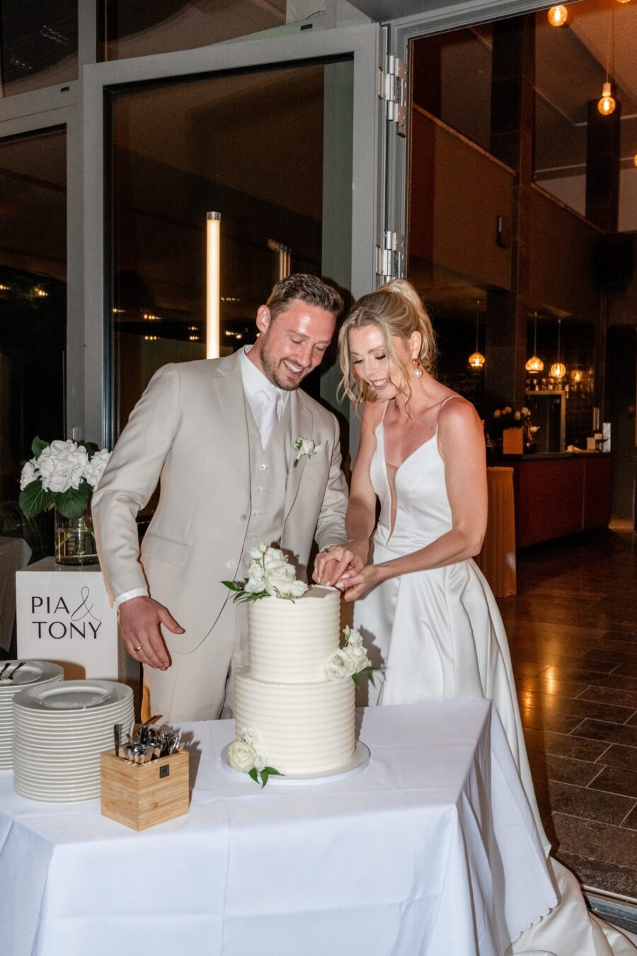 Brautpaar schneidet Hochzeitstorte an