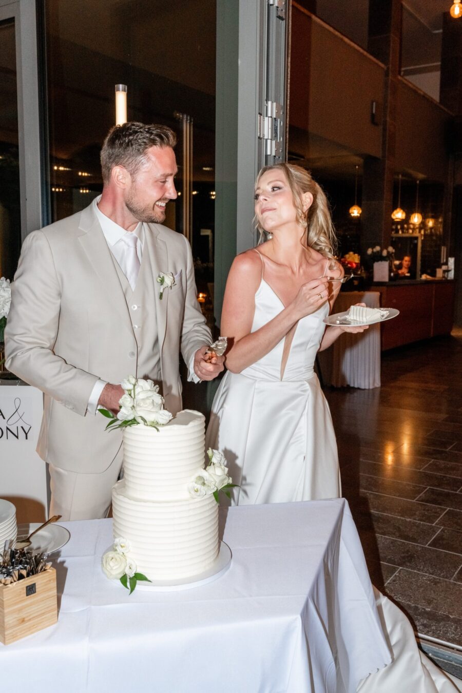 Hochzeit Villa Oriental | Editorial Summer Vibes & Live Cooking 243 Brautpaar schneidet Hochzeitstorte an