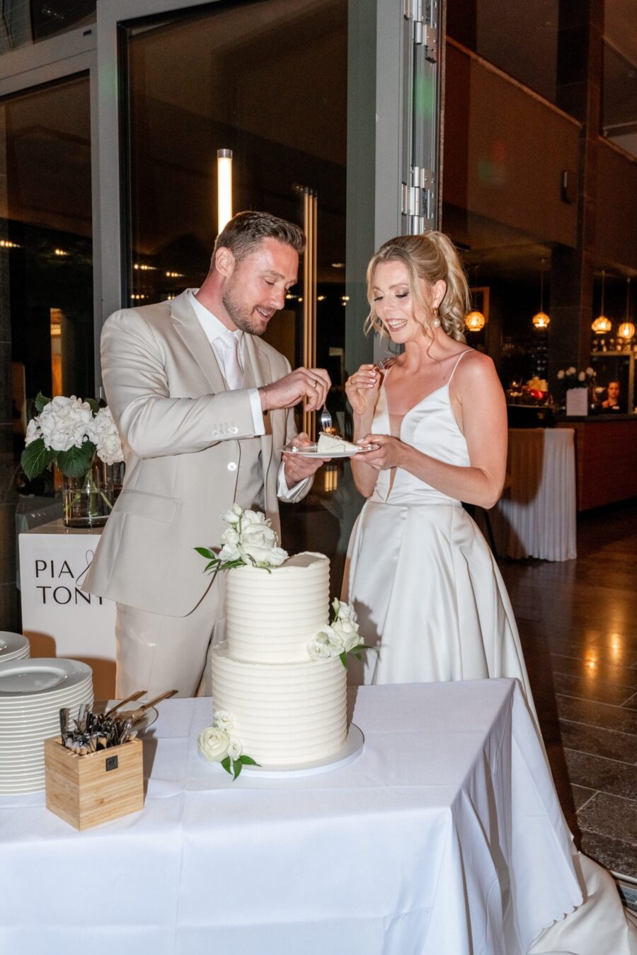 Hochzeit Villa Oriental | Editorial Summer Vibes & Live Cooking 244 Brautpaar beim Anschneiden der Hochzeitstorte