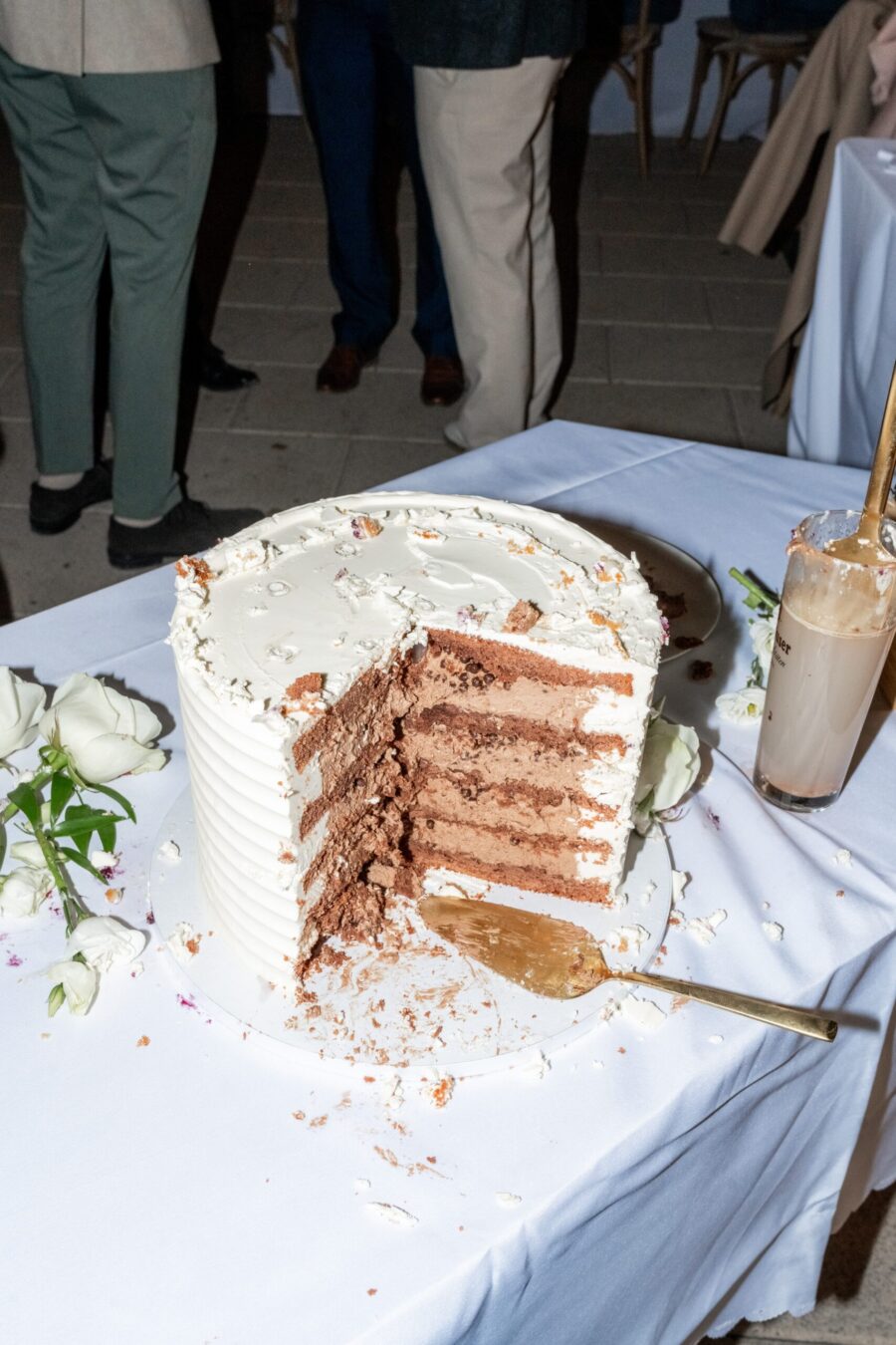 Hochzeit Villa Oriental | Editorial Summer Vibes & Live Cooking 246 Hochzeitstorte angeschnitten mit Rosen auf Tisch
