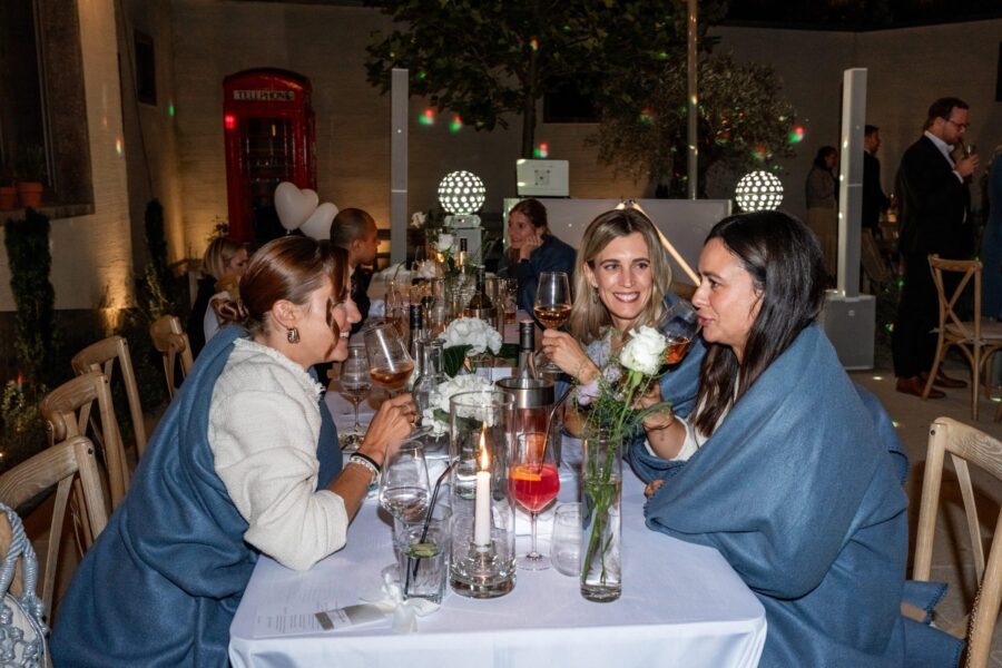 Hochzeitsgäste bei festlichem Abendessen im Garten
