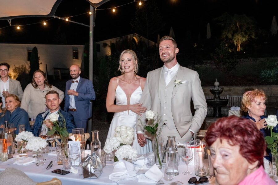Hochzeit Villa Oriental | Editorial Summer Vibes & Live Cooking 523 Brautpaar bei Hochzeitsfeier am festlich gedeckten Tisch.