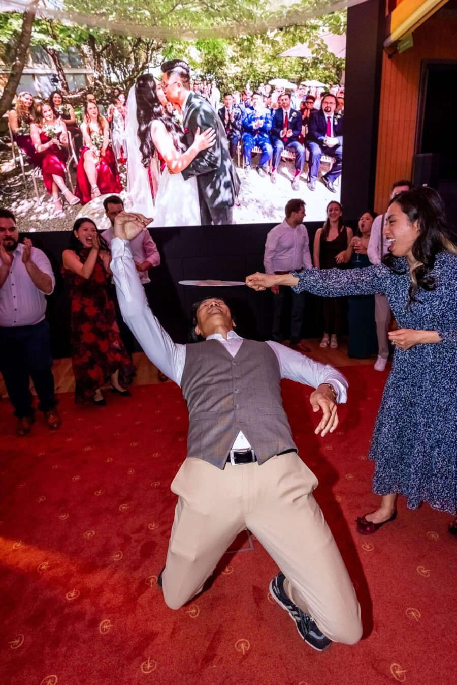 Hochzeitsgesellschaft tanzt und feiert auf der Tanzfläche