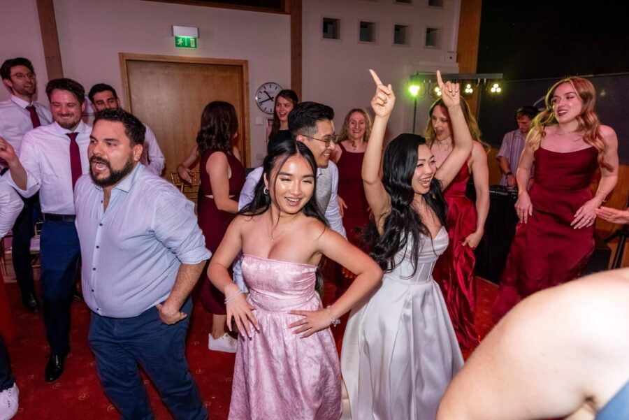 Hochzeitsparty mit tanzenden Gästen im Festsaal