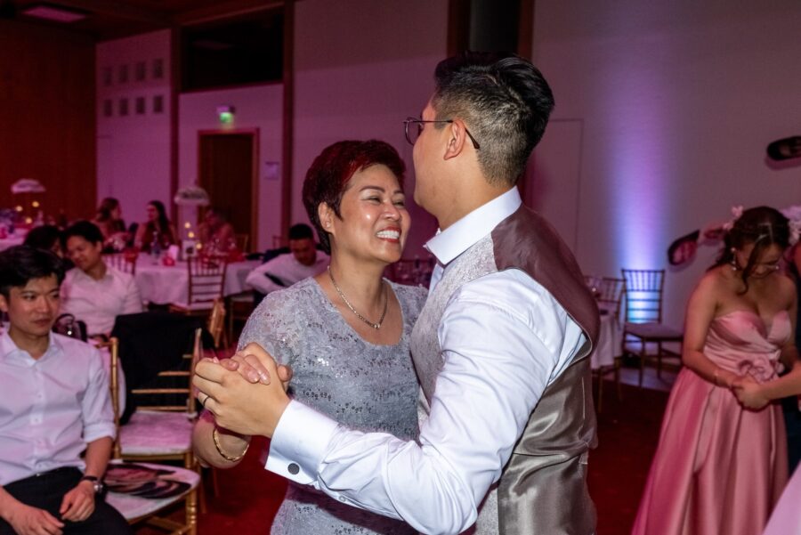 Tanzende Hochzeitsgäste im festlichen Saal