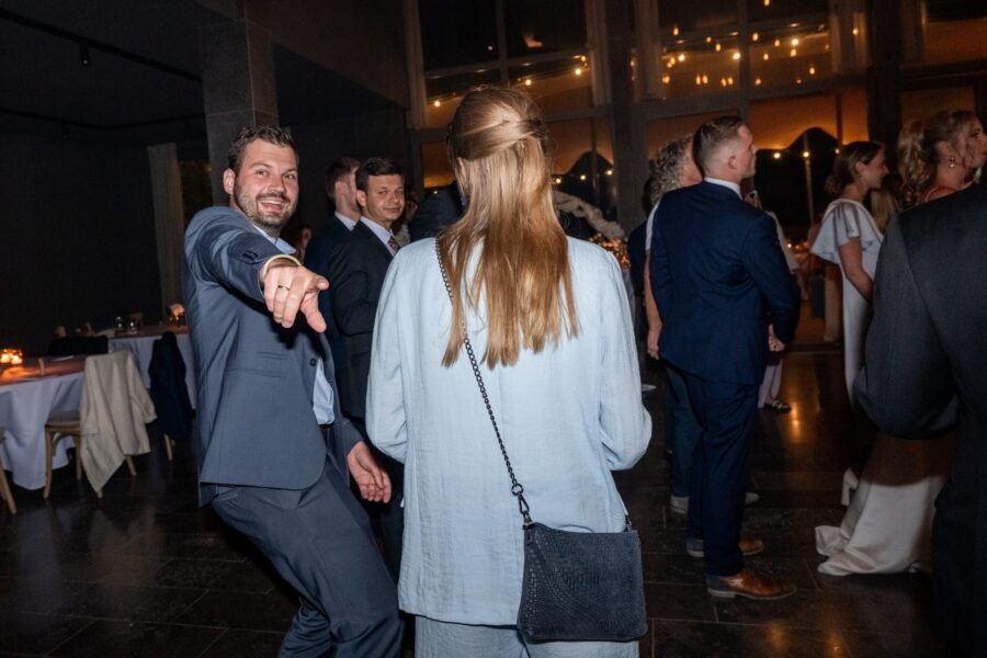 Hochzeitsgäste tanzen im festlichen Saal