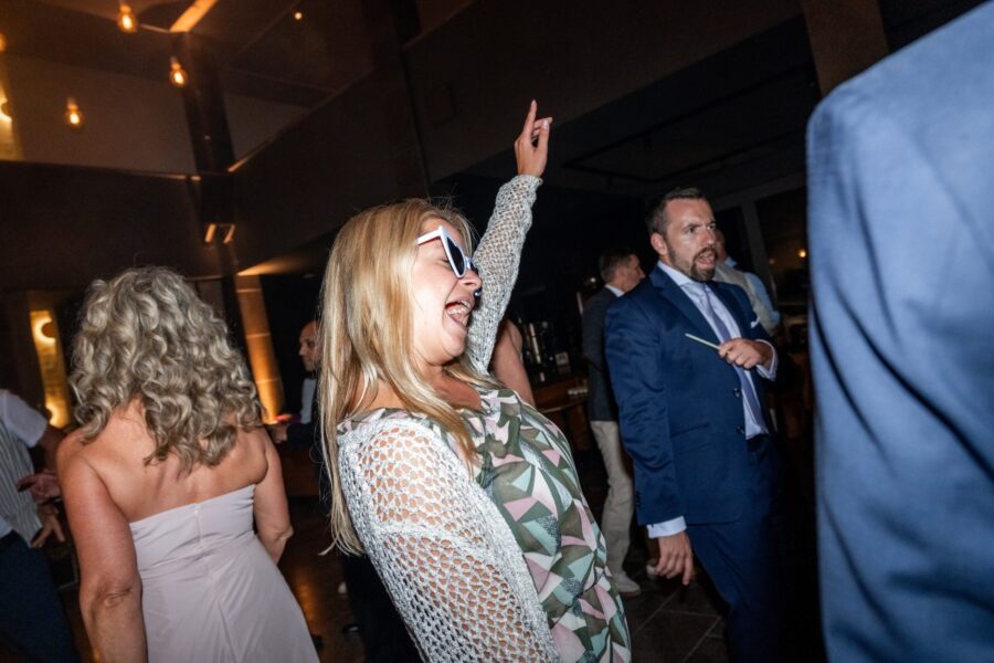 Tanzende Gäste bei einer Hochzeitsparty