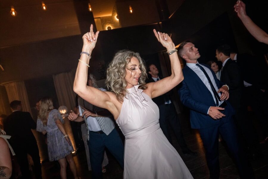 Tanzende Gäste auf der Hochzeitsfeier im Festsaal