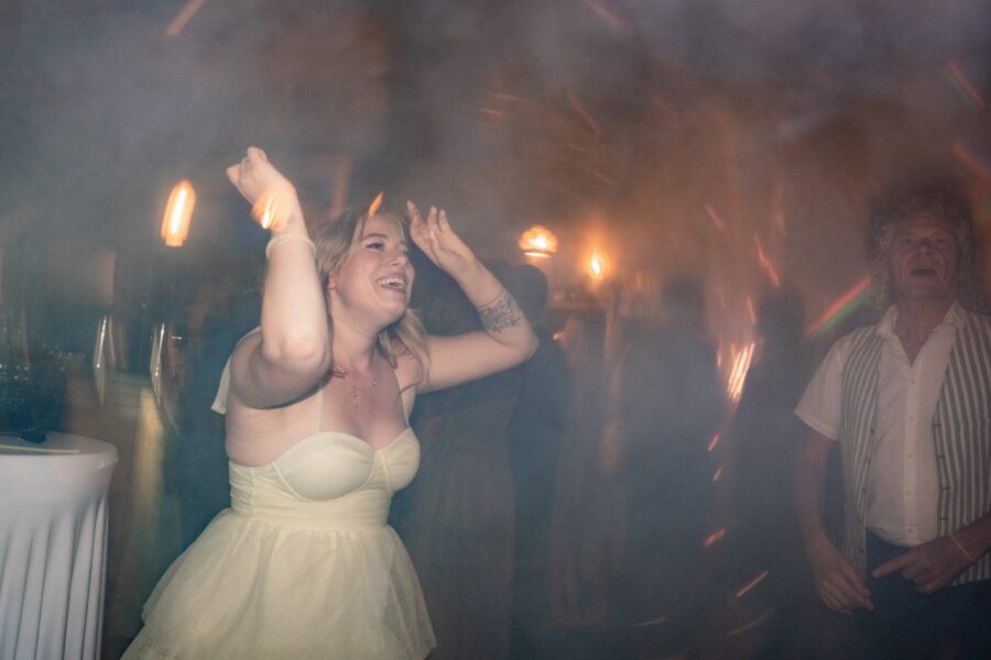 Tanzende Gäste bei Hochzeitsfeier im festlichen Saal
