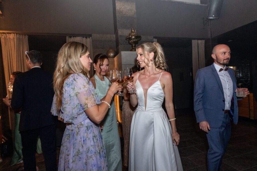 Hochzeitsgäste bei festlicher Feier