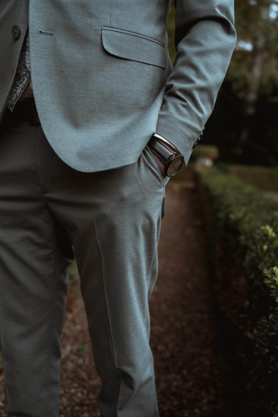 Eleganter Anzug im Garten bei Hochzeit