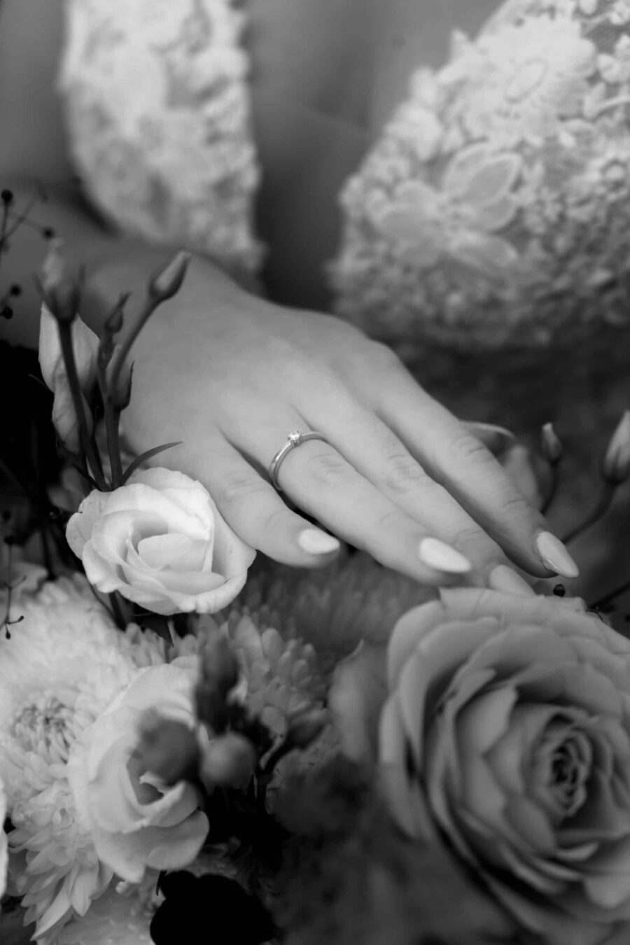 Brautstrauß und Verlobungsring in Nahaufnahme