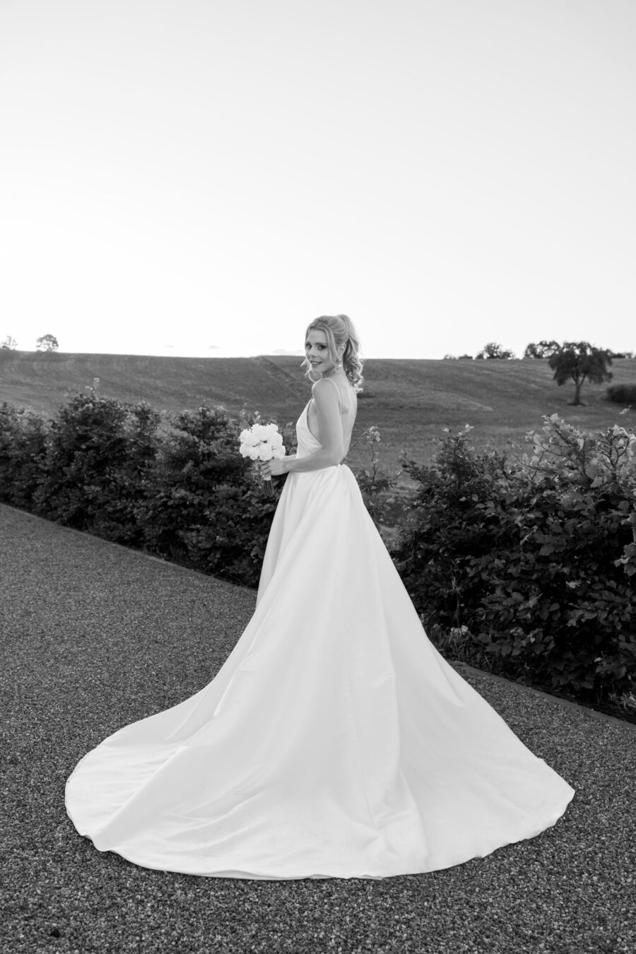 Braut in Hochzeitskleid im Garten