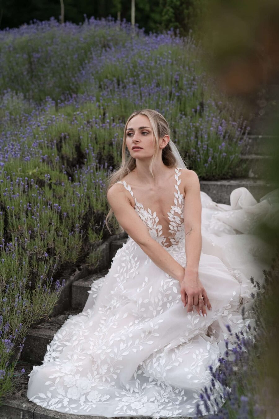 Braut im Lavendelfeld im Hochzeitskleid Villa Oriental