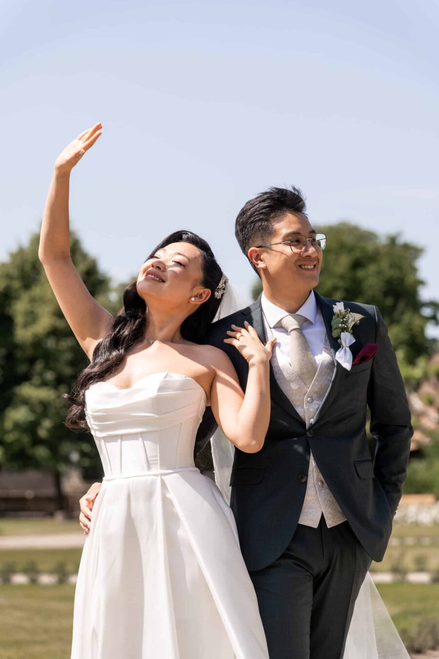 Lächelndes Brautpaar im Sommergarten Hotel Schindlerhof