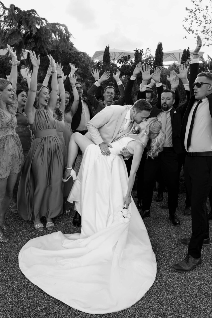 Brautpaar küsst sich vor jubelnden Gästen Villa Oriental