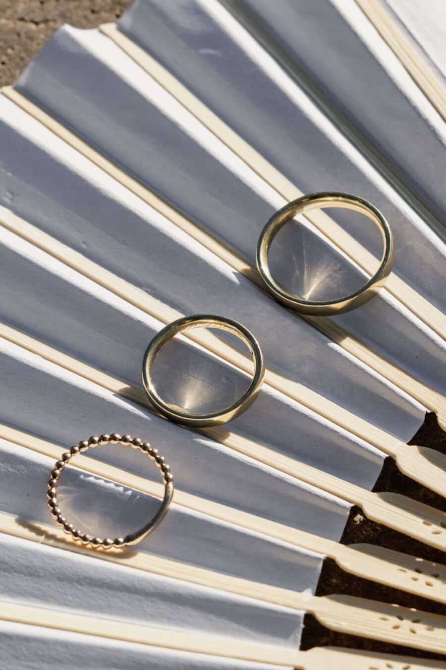 Verlobungsringe auf weißem Fächer dekoriert Villa Oriental