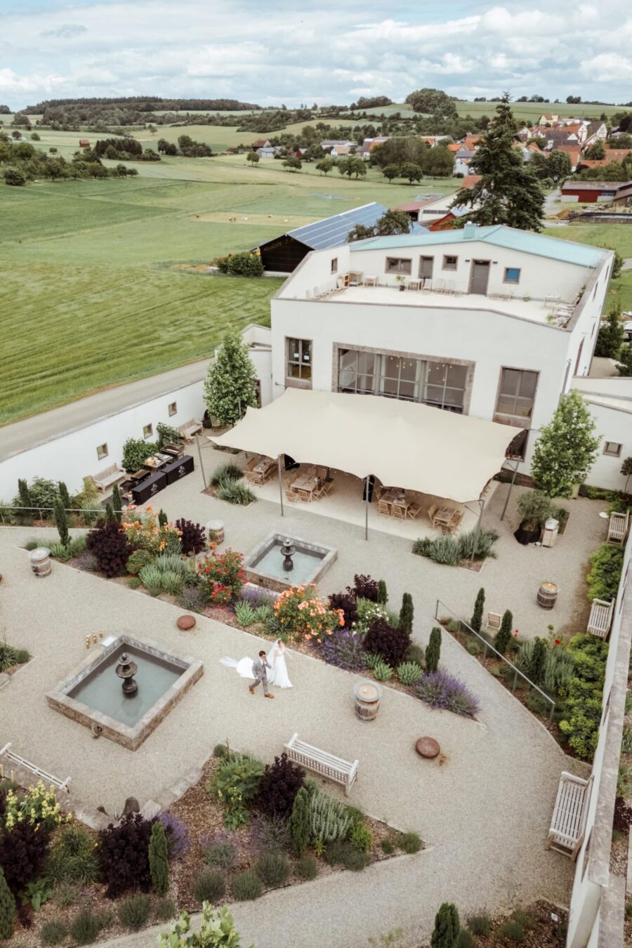 Brautpaar im Garten einer eleganten Hochzeitslocation