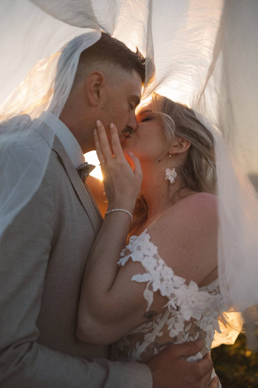 Küssendes Brautpaar bei Sonnenuntergang Villa Oriental