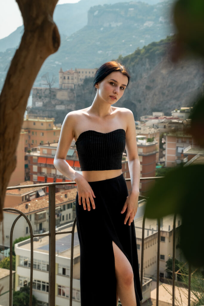 Hochzeitsgast auf Terrasse mit Küstenpanorama Amalfiküste Süditalien