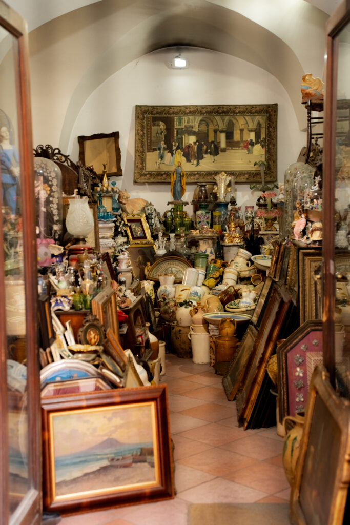 Vintage-Hochzeitsdeko mit Vasen und Bildern im Antikladen Amalfiküste Süditalien