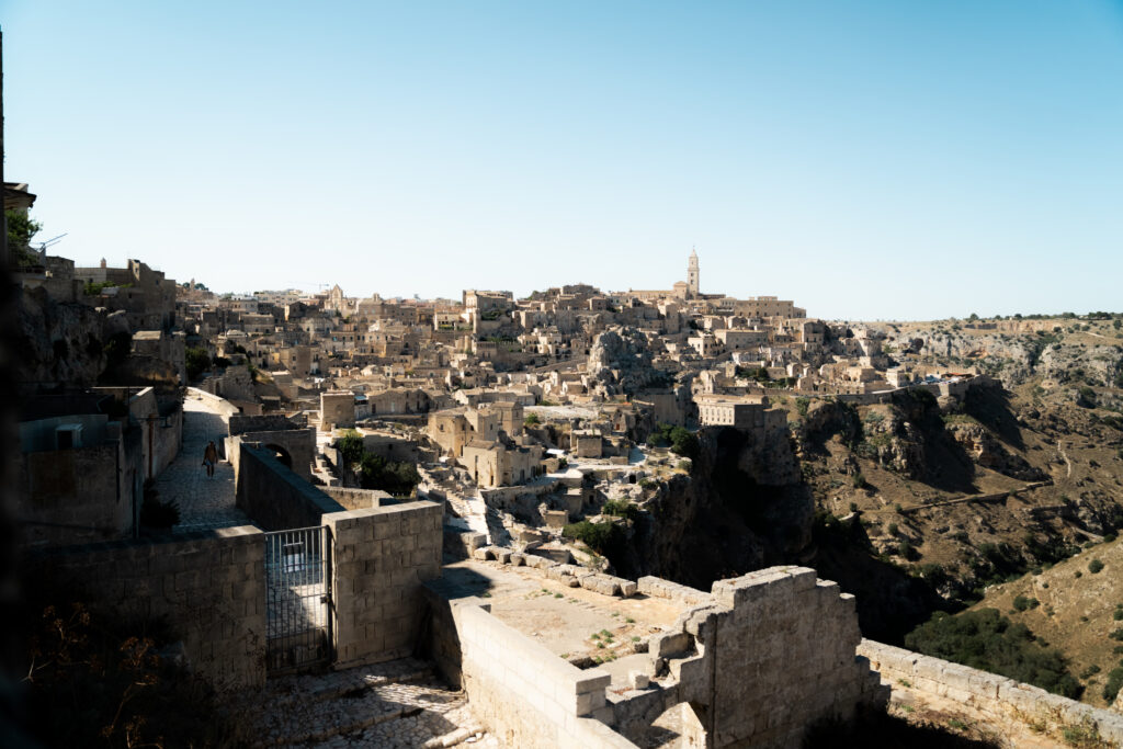 Hochzeitslocation historische Felsenstadt Matera mit Altstadtblick Süditalien