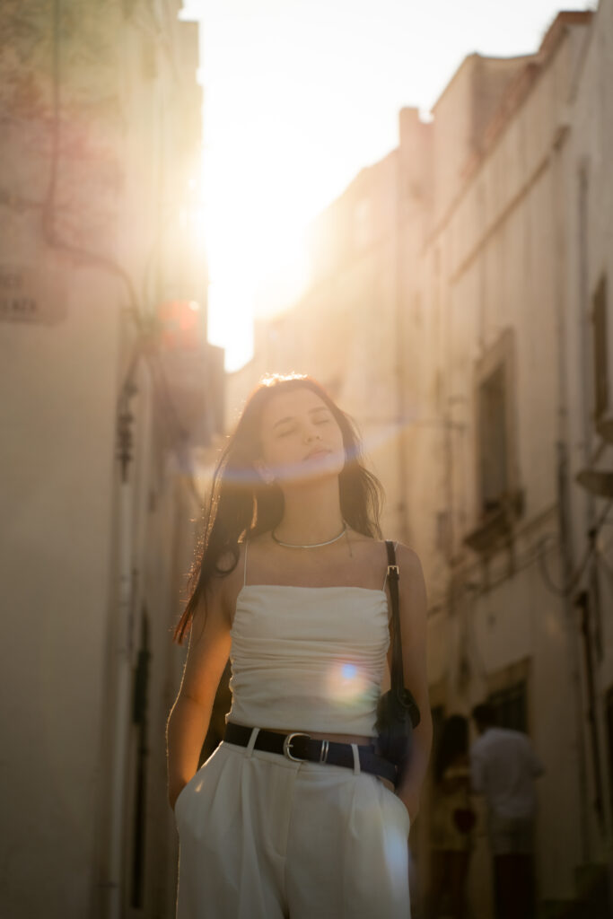Hochzeit Ostuni Altstadtgasse in der Abendsonne Brautporträt im Sonnenuntergang Gegenlicht Süditalien