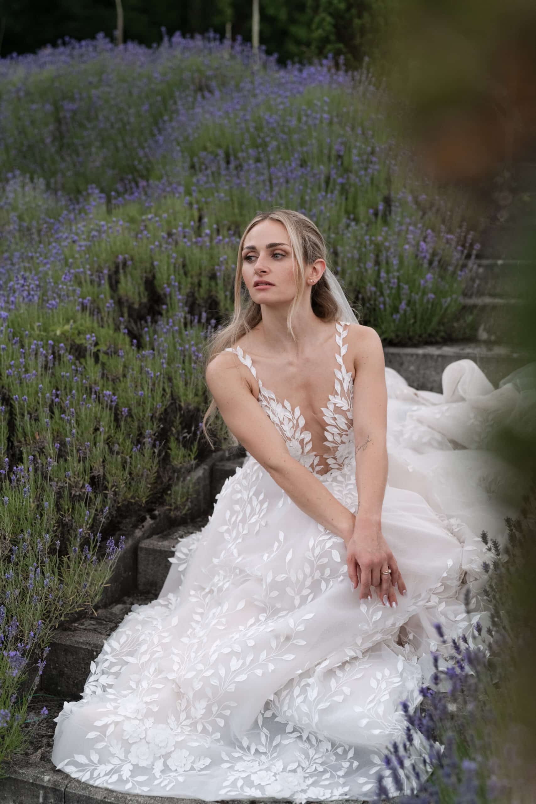 florian-knusper-hochzeitsfotograf-wuerzburg-braut-im-lavendelfeld-04730