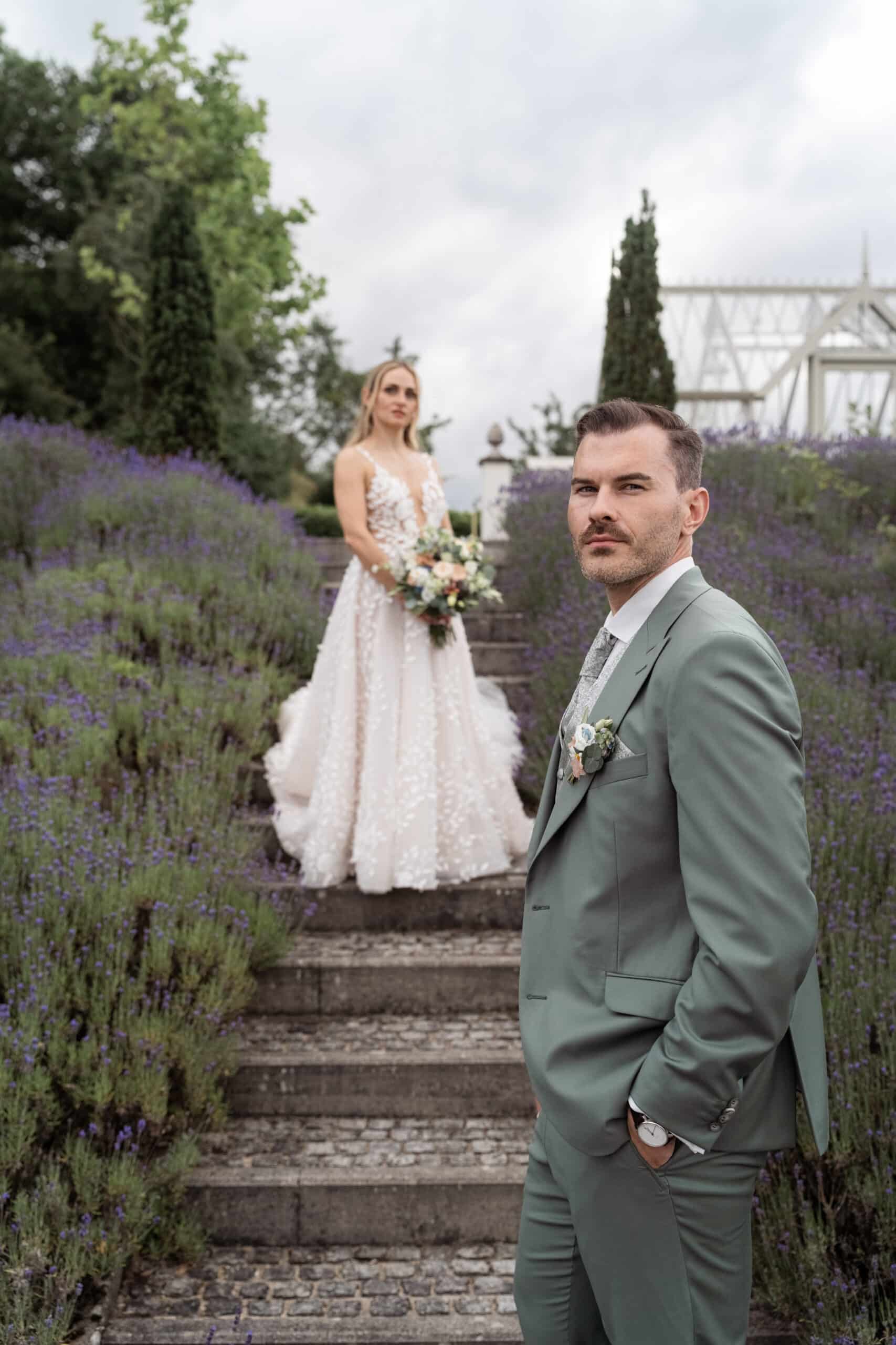 florian-knusper-hochzeitsfotograf-wuerzburg-brautpaar-auf-gartenstufen-04778