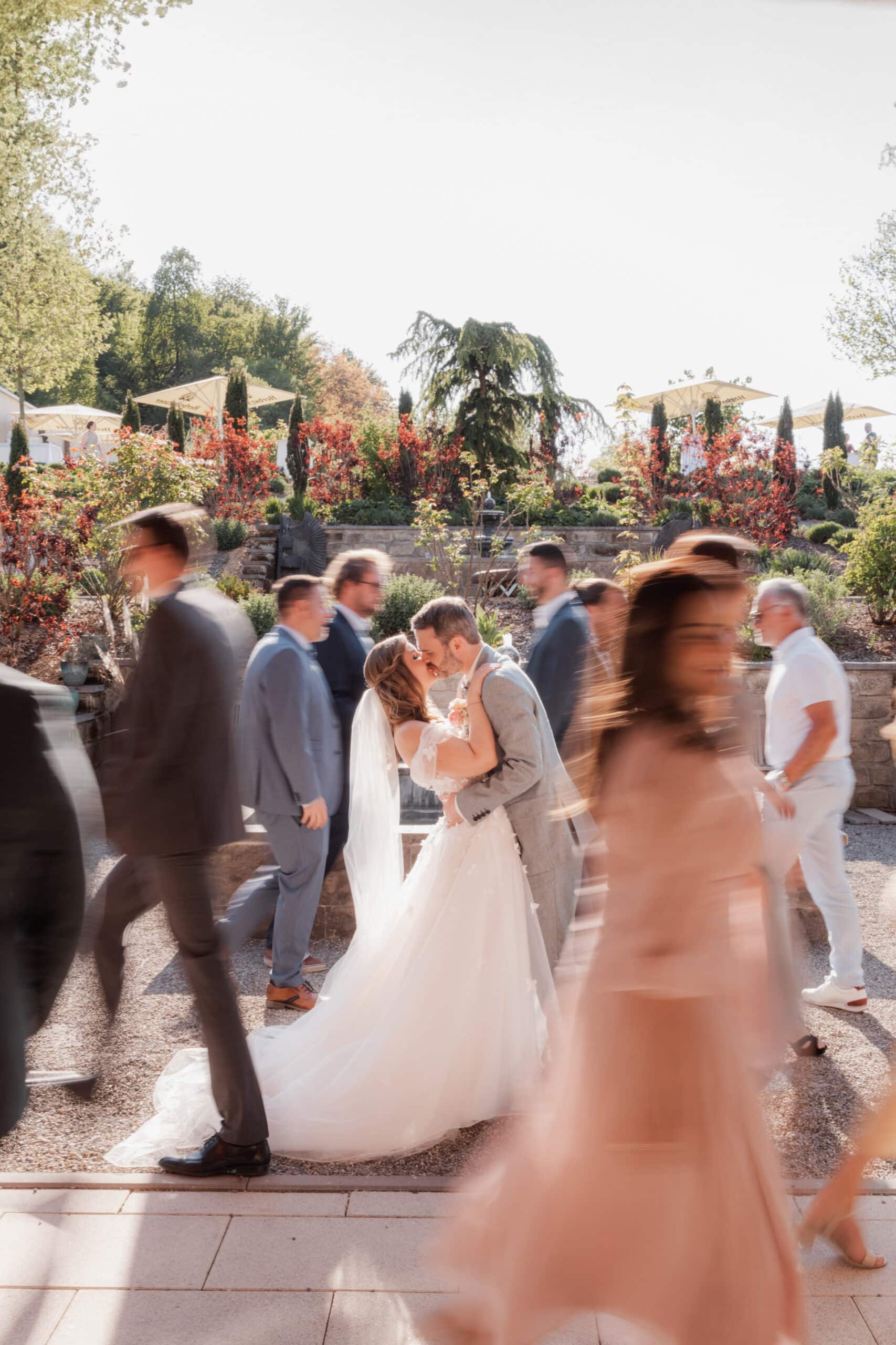 florian-knusper-hochzeitsfotograf-wuerzburg-brautpaar-im-garten-04190