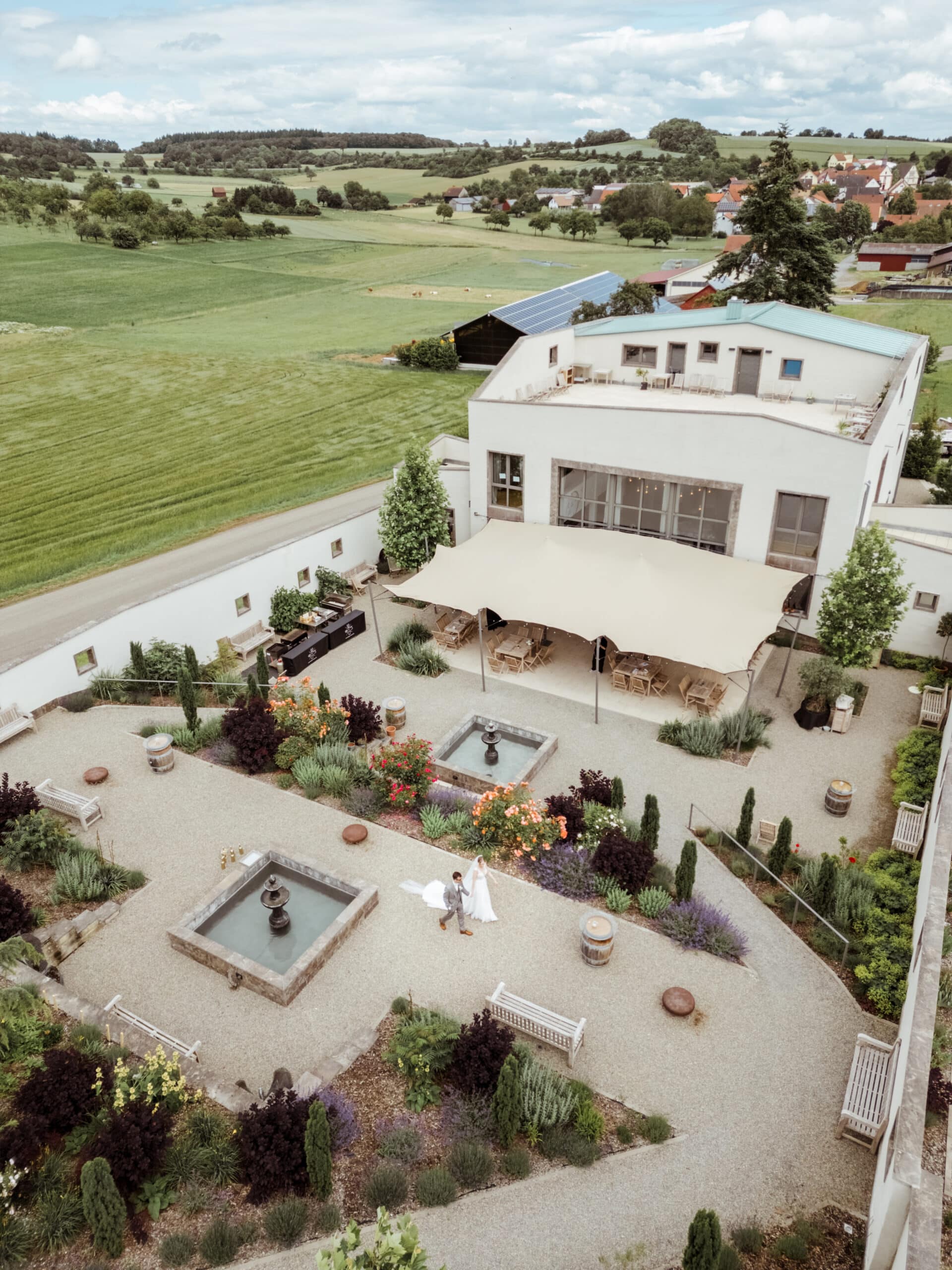 florian-knusper-hochzeitsfotograf-wuerzburg-gartenhochzeit-anlageibruten-paar-01588