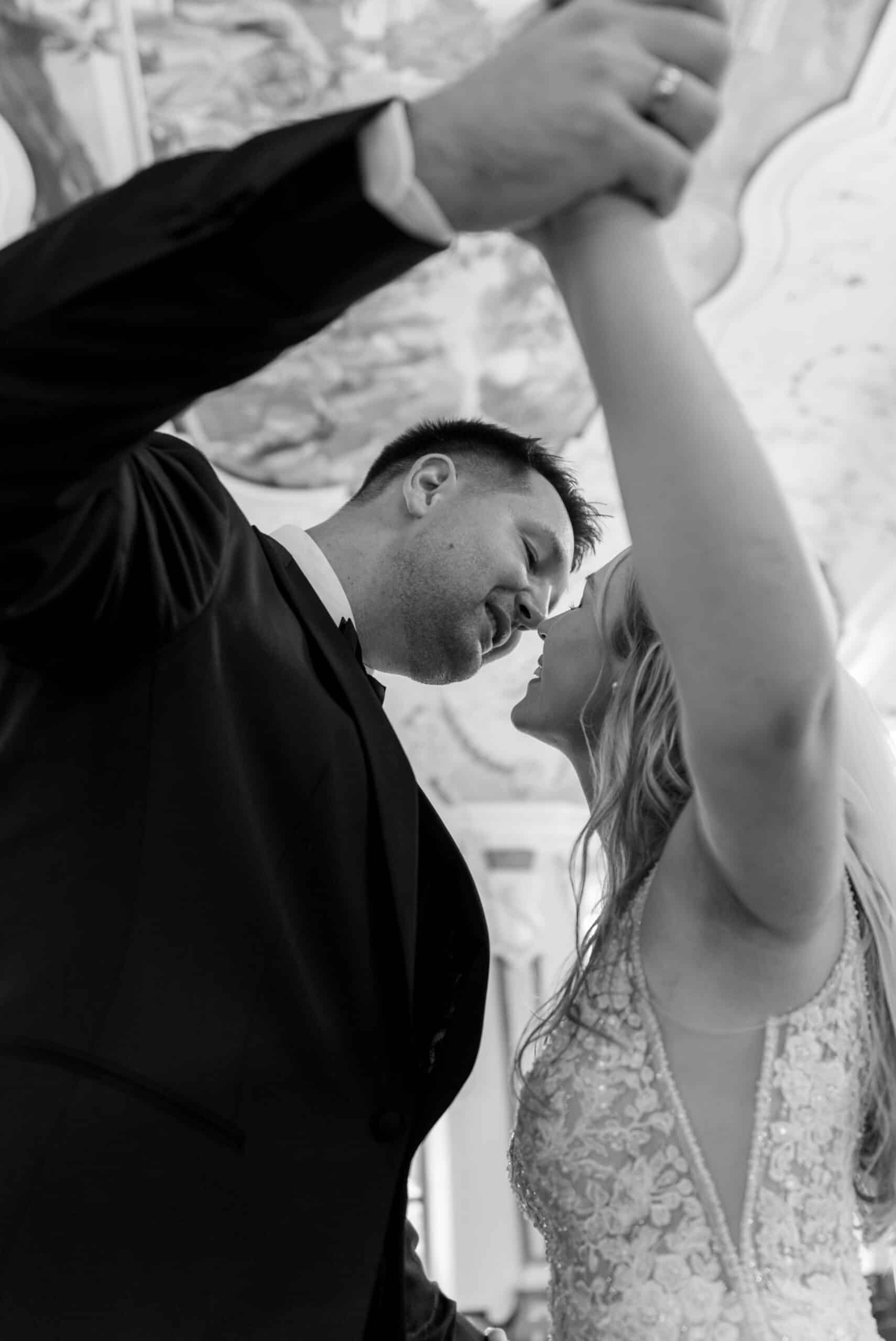 florian-knusper-hochzeitsfotograf-wuerzburg-paar-beim-tanz-01724-2