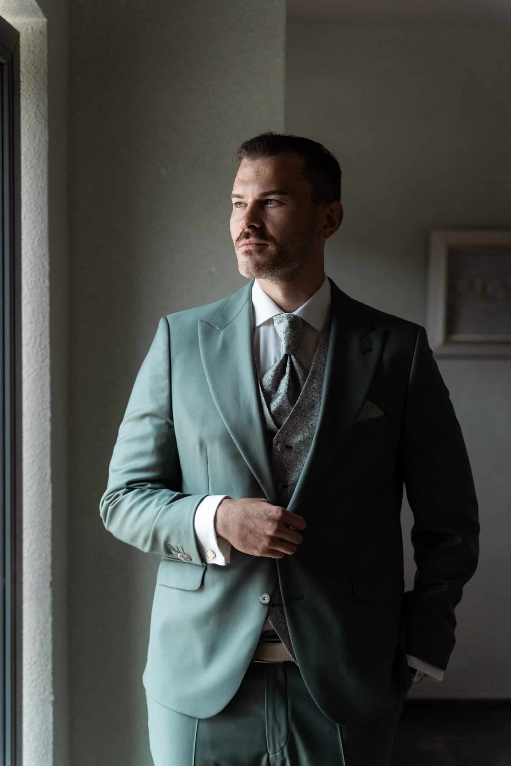 florian-knusper-hochzeitsfotograf-wuerzburg-person-elegant-gekleidet-00230